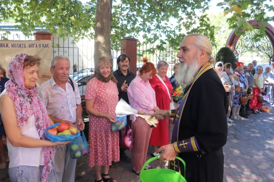 В Мелитополе к Яблочному Спасу устроили выставку сувениров В Мелитополе к Яблочному Спасу устроили выставку сувениров