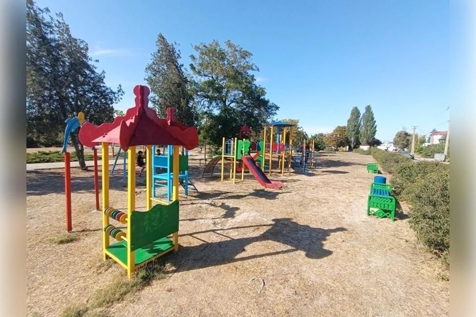 В запорожском поселке Кирилловка отреставрировали детскую площадку