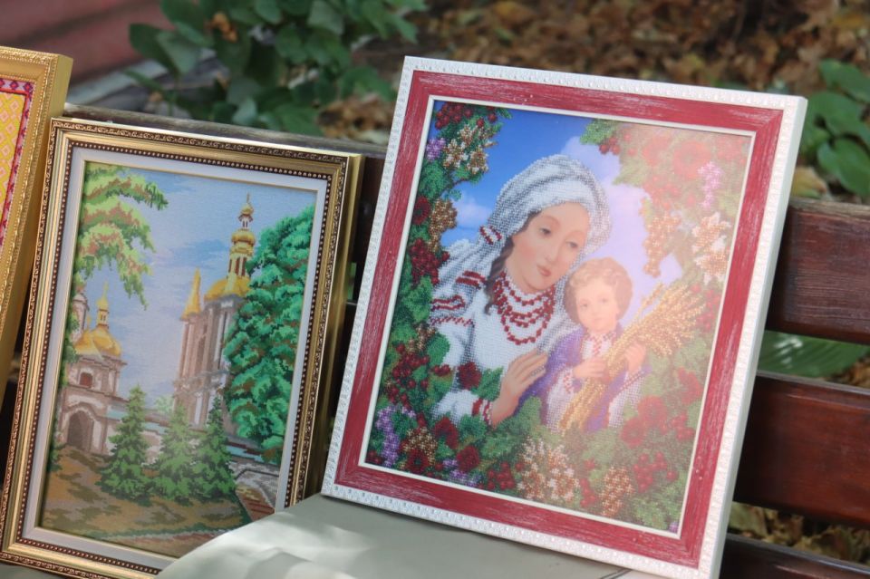 В Мелитополе к Яблочному Спасу устроили выставку сувениров В Мелитополе к Яблочному Спасу устроили выставку сувениров