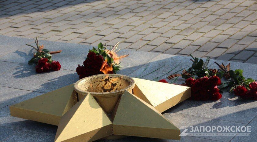 Бывшие украинские военные возложили цветы к Вечному огню в Мелитополе