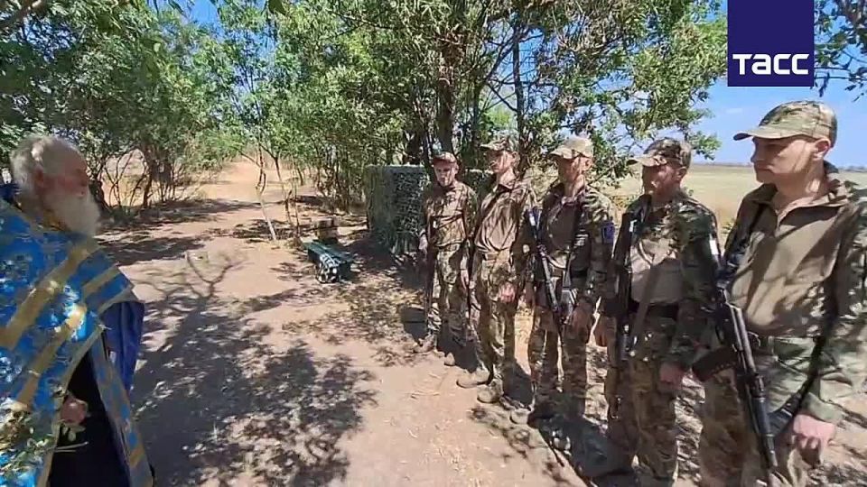 Бывшие солдаты ВСУ в Мелитополе получили благословение и возложили цветы к Вечному огню, сообщил корреспондент ТАСС
