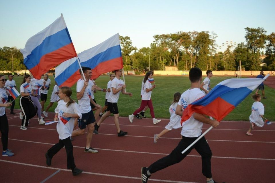 В Мелитополе прошёл патриотический забег ко Дню Государственного флага России В Мелитополе прошёл патриотический забег ко Дню Государственного флага России