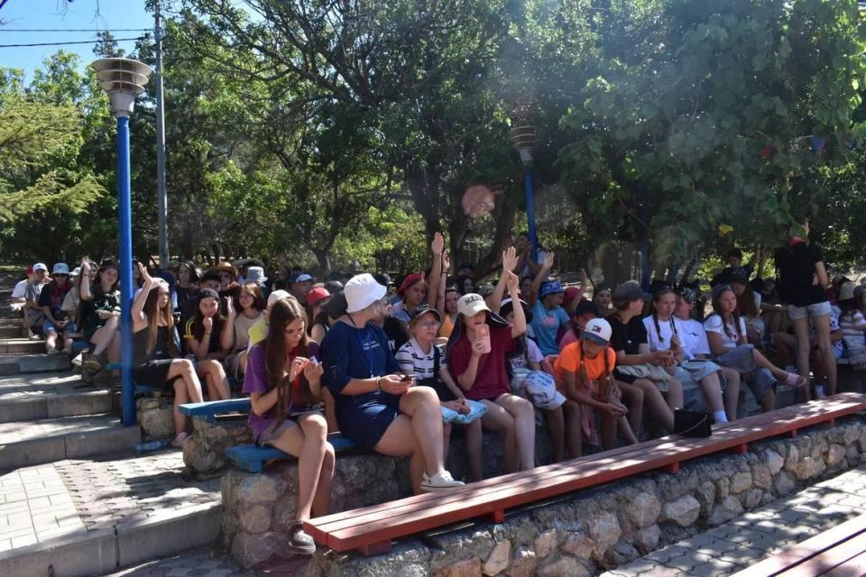 Полицейские Севастополя провели в лагере «Ласпи» беседу о вреде наркотиков Полицейские Севастополя провели в лагере «Ласпи» беседу о вреде наркотиков