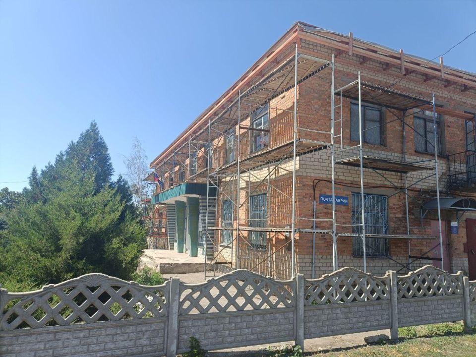 В селе Проминь продолжается монтаж кровли здания администрации