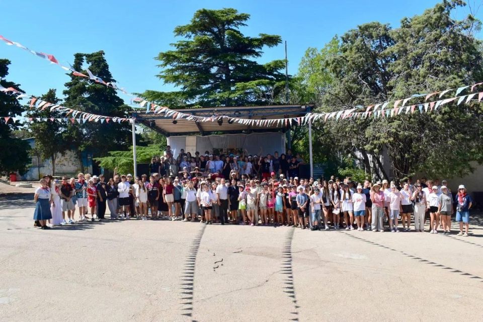 Полицейские Севастополя провели в лагере «Ласпи» беседу о вреде наркотиков Полицейские Севастополя провели в лагере «Ласпи» беседу о вреде наркотиков