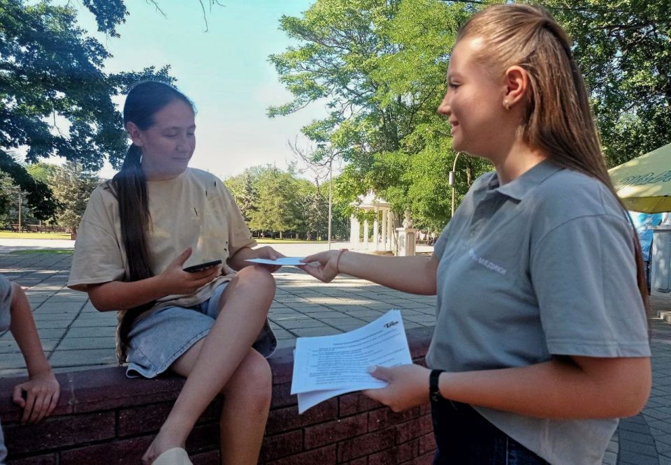 «Нет террору!». Сотрудники МКУ «Управление культуры, спорта и молодежной политики» администрации городского округа Мелитополь совместно с активистами ВОД «Волонтеры-медики» провели профилактическую акцию, в рамках которой... «Нет террору!». Сотрудники МКУ «Управление культуры, спорта и молодежной политики» администрации городского округа Мелитополь совместно с активистами ВОД «Волонтеры-медики» провели профилактическую акцию, в рамках которой...