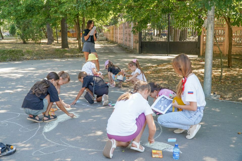 Тематический рисунок на асфальте «Рисунок мира» Тематический рисунок на асфальте «Рисунок мира»