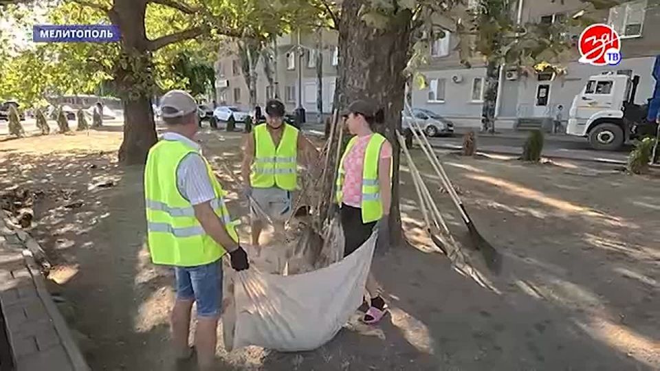 В Мелитополе ко Дню Государственного флага рабочие предприятия «Благоустройство» приводят в порядок Аллею Славы и парк Победы