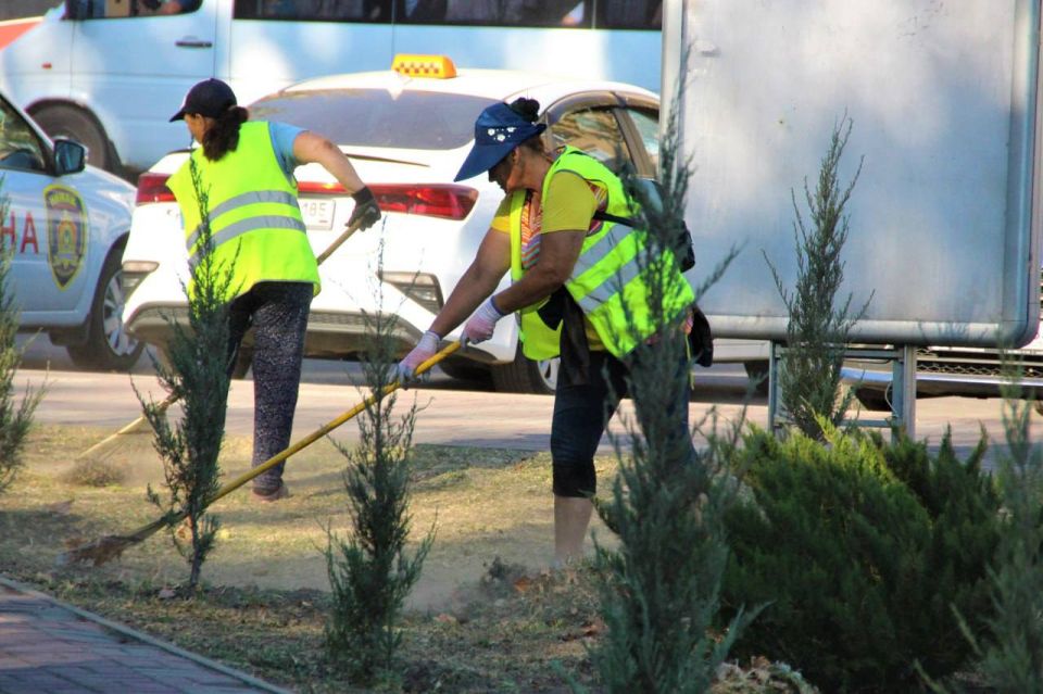 Сотрудники МКУ «Благоустройство» в преддверии Дня государственного флага Российской Федерации провели генеральную уборку территории Площади Победы в Мелитополе Сотрудники МКУ «Благоустройство» в преддверии Дня государственного флага Российской Федерации провели генеральную уборку территории Площади Победы в Мелитополе