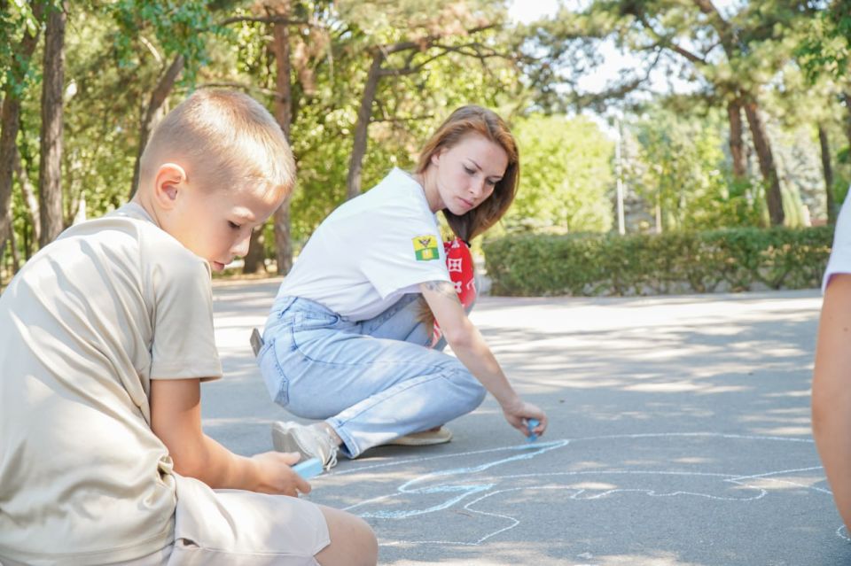 Тематический рисунок на асфальте «Рисунок мира» Тематический рисунок на асфальте «Рисунок мира»