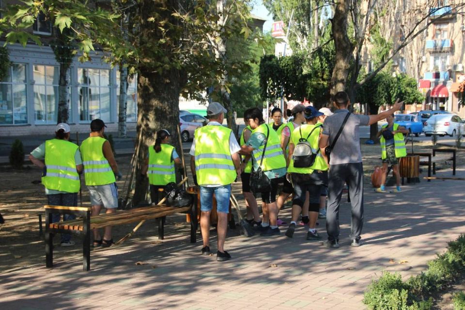 Сотрудники МКУ «Благоустройство» в преддверии Дня государственного флага Российской Федерации провели генеральную уборку территории Площади Победы в Мелитополе