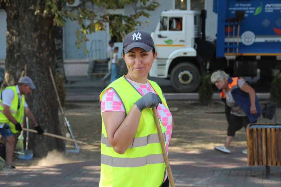 Сотрудники МКУ «Благоустройство» в преддверии Дня государственного флага Российской Федерации провели генеральную уборку территории Площади Победы в Мелитополе Сотрудники МКУ «Благоустройство» в преддверии Дня государственного флага Российской Федерации провели генеральную уборку территории Площади Победы в Мелитополе