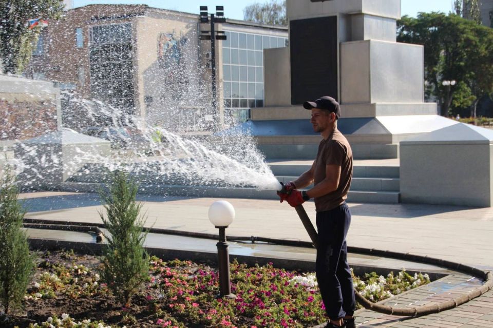Сотрудники МКУ «Благоустройство» в преддверии Дня государственного флага Российской Федерации провели генеральную уборку территории Площади Победы в Мелитополе Сотрудники МКУ «Благоустройство» в преддверии Дня государственного флага Российской Федерации провели генеральную уборку территории Площади Победы в Мелитополе