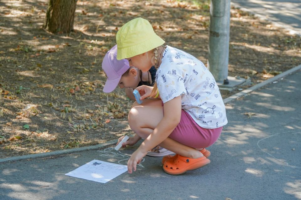 Тематический рисунок на асфальте «Рисунок мира» Тематический рисунок на асфальте «Рисунок мира»