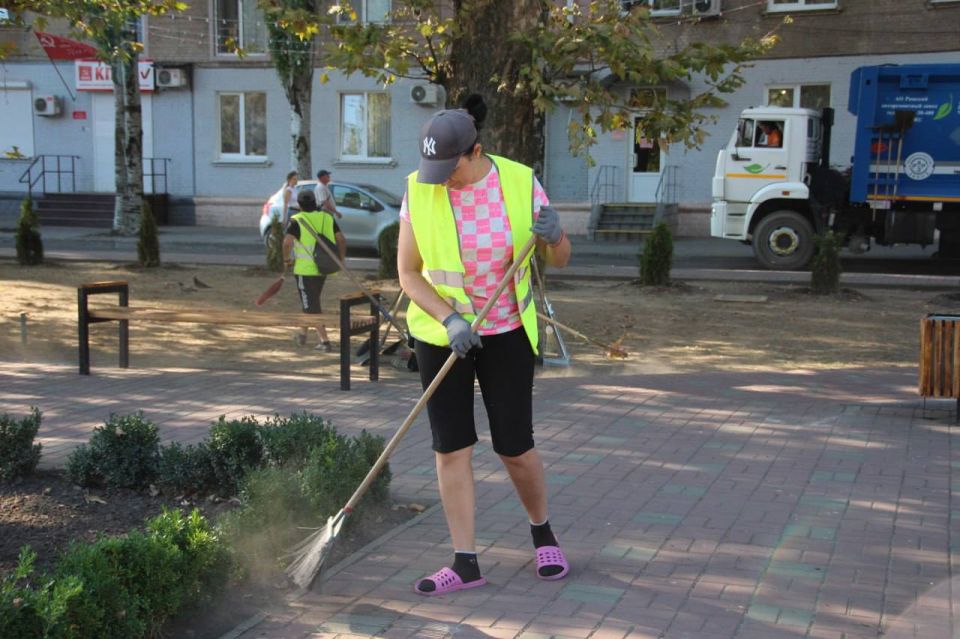 Сотрудники МКУ «Благоустройство» в преддверии Дня государственного флага Российской Федерации провели генеральную уборку территории Площади Победы в Мелитополе Сотрудники МКУ «Благоустройство» в преддверии Дня государственного флага Российской Федерации провели генеральную уборку территории Площади Победы в Мелитополе
