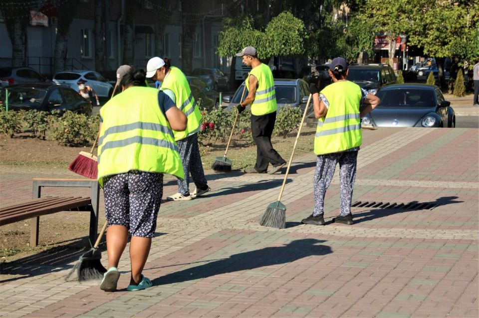 Сотрудники МКУ «Благоустройство» в преддверии Дня государственного флага Российской Федерации провели генеральную уборку территории Площади Победы в Мелитополе Сотрудники МКУ «Благоустройство» в преддверии Дня государственного флага Российской Федерации провели генеральную уборку территории Площади Победы в Мелитополе