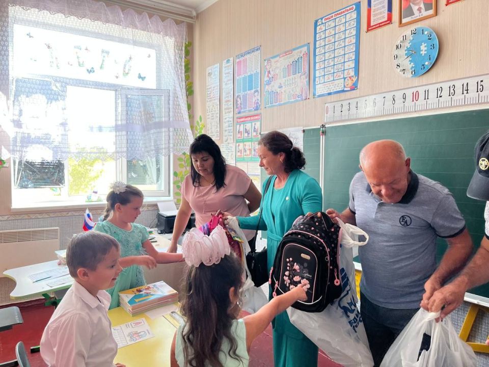 «Единая Россия» передала школьные принадлежности школьникам Мелитопольского района «Единая Россия» передала школьные принадлежности школьникам Мелитопольского района