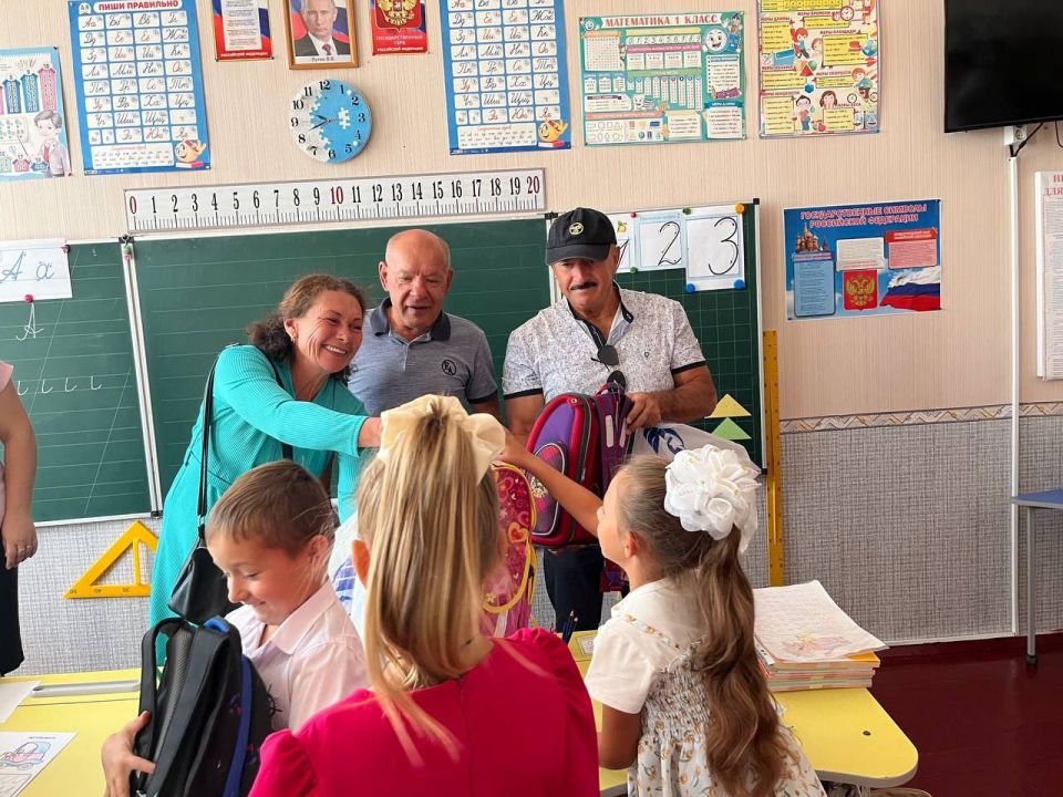 «Единая Россия» передала школьные принадлежности школьникам Мелитопольского района «Единая Россия» передала школьные принадлежности школьникам Мелитопольского района