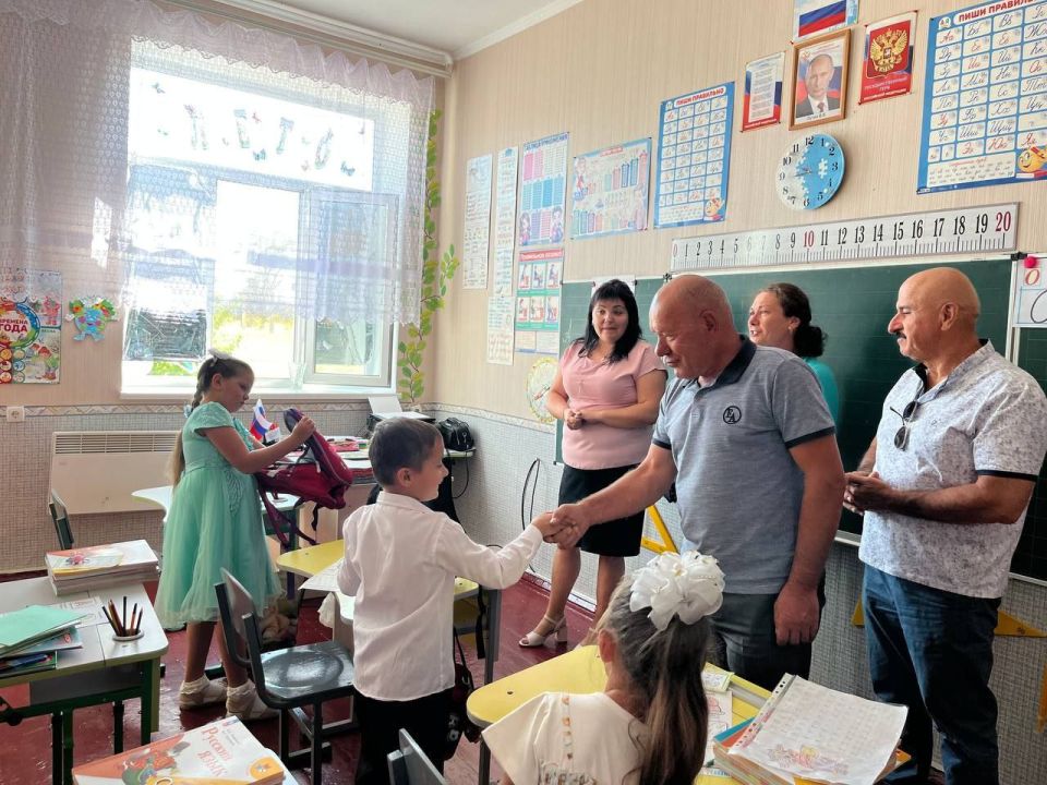 «Единая Россия» передала школьные принадлежности школьникам Мелитопольского района «Единая Россия» передала школьные принадлежности школьникам Мелитопольского района