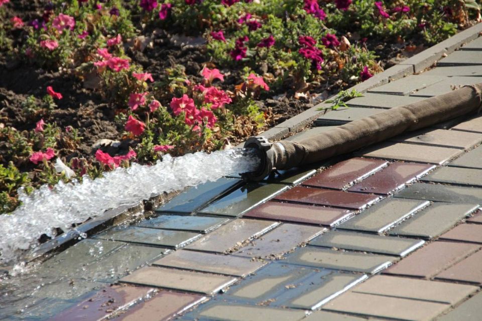 Сотрудники МКУ «Благоустройство» в преддверии Дня государственного флага Российской Федерации провели генеральную уборку территории Площади Победы в Мелитополе Сотрудники МКУ «Благоустройство» в преддверии Дня государственного флага Российской Федерации провели генеральную уборку территории Площади Победы в Мелитополе