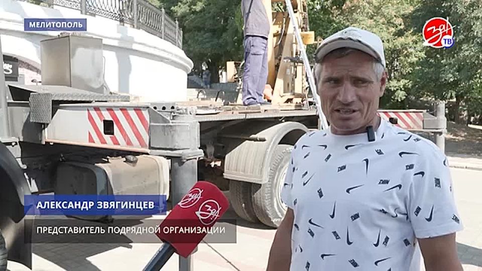 Ко Дню государственного флага на площади Победы в Мелитополе проводят замену триколора