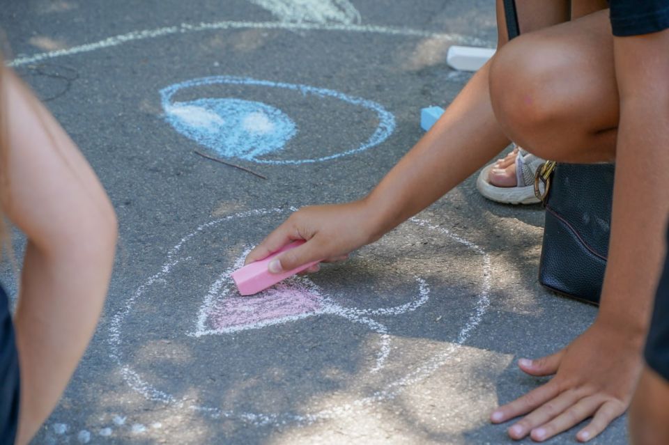 Тематический рисунок на асфальте «Рисунок мира» Тематический рисунок на асфальте «Рисунок мира»