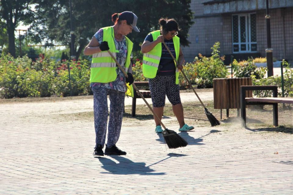 Сотрудники МКУ «Благоустройство» в преддверии Дня государственного флага Российской Федерации провели генеральную уборку территории Площади Победы в Мелитополе Сотрудники МКУ «Благоустройство» в преддверии Дня государственного флага Российской Федерации провели генеральную уборку территории Площади Победы в Мелитополе