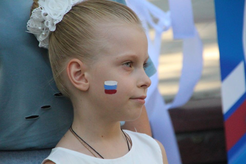 В парке имени Горького в Мелитополе прошла акция «Три любимых цвета», посвященная Дню государственного флага Российской Федерации