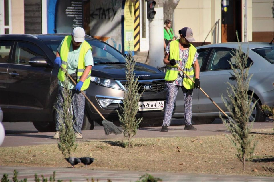 Сотрудники МКУ «Благоустройство» в преддверии Дня государственного флага Российской Федерации провели генеральную уборку территории Площади Победы в Мелитополе Сотрудники МКУ «Благоустройство» в преддверии Дня государственного флага Российской Федерации провели генеральную уборку территории Площади Победы в Мелитополе