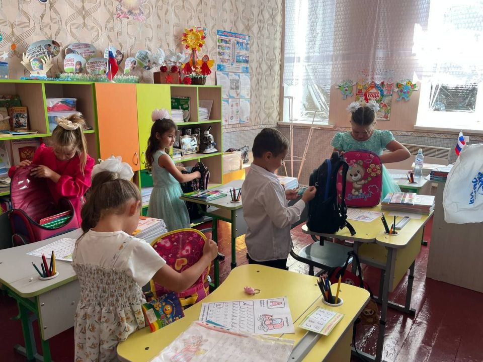 «Единая Россия» передала школьные принадлежности школьникам Мелитопольского района «Единая Россия» передала школьные принадлежности школьникам Мелитопольского района