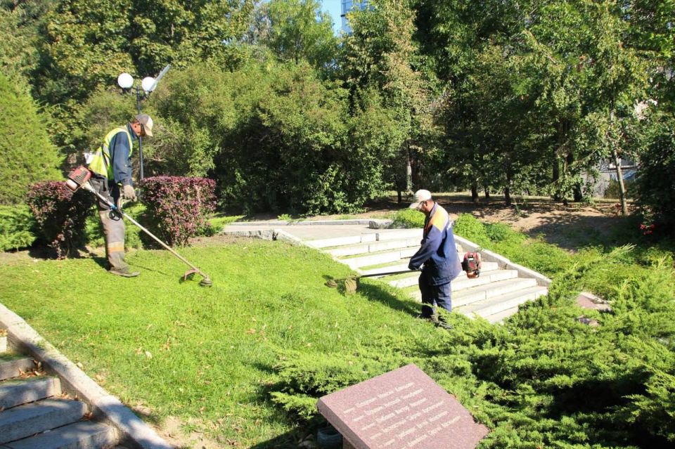 Сотрудники МКУ «Благоустройство» в преддверии Дня государственного флага Российской Федерации провели генеральную уборку территории Площади Победы в Мелитополе Сотрудники МКУ «Благоустройство» в преддверии Дня государственного флага Российской Федерации провели генеральную уборку территории Площади Победы в Мелитополе