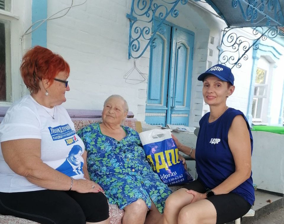 В День гуманитарной помощи активисты ЛДПР Бердянского района, Виктория Мирошниченко и Нина Цыганок, проявили чуткость и внимание к нуждам пожилых жителей В День гуманитарной помощи активисты ЛДПР Бердянского района, Виктория Мирошниченко и Нина Цыганок, проявили чуткость и внимание к нуждам пожилых жителей