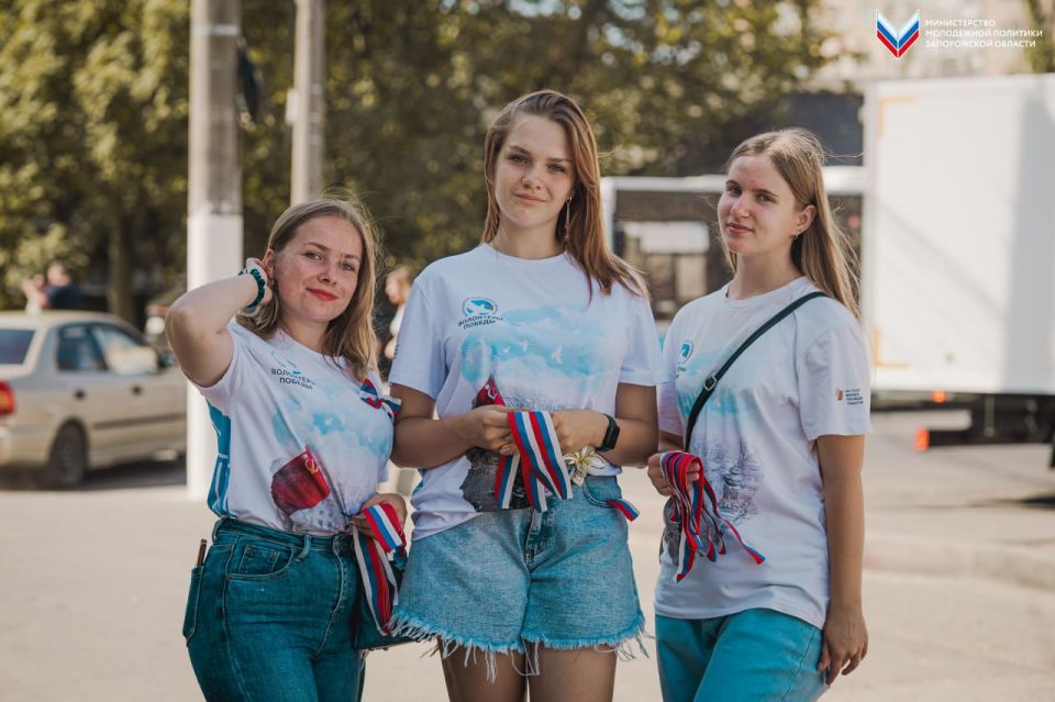 В Мелитополе состоялась раздача ленты триколор, в рамках акции «Российский триколор» В Мелитополе состоялась раздача ленты триколор, в рамках акции «Российский триколор»