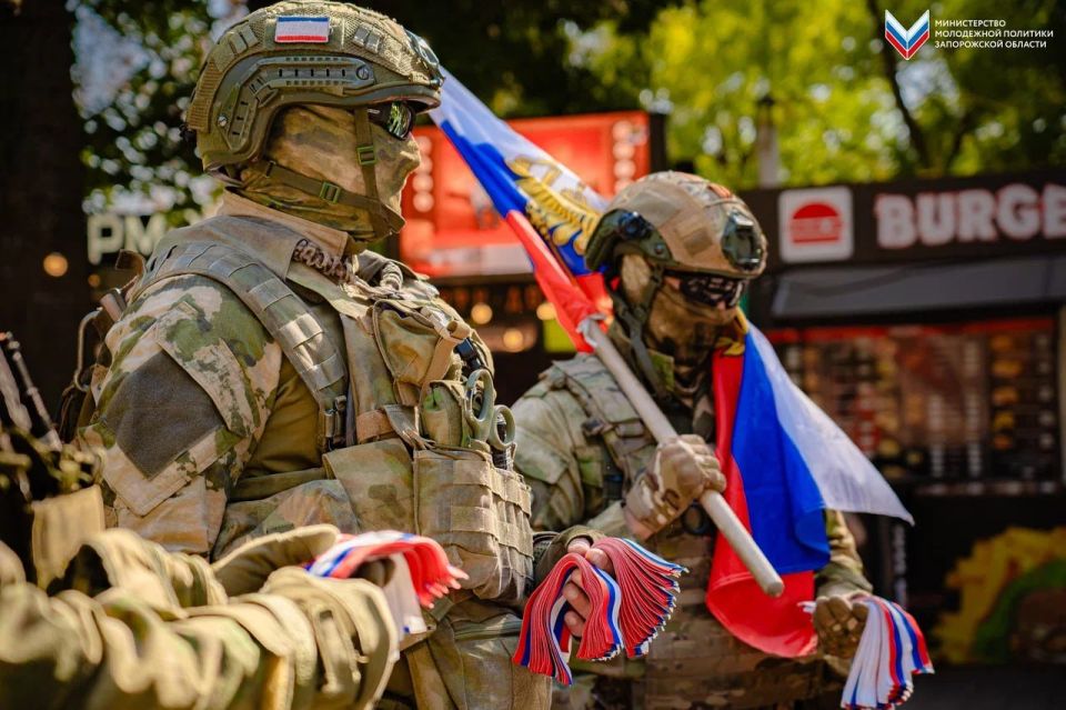 В Мелитополе состоялась раздача ленты триколор, в рамках акции «Российский триколор» В Мелитополе состоялась раздача ленты триколор, в рамках акции «Российский триколор»