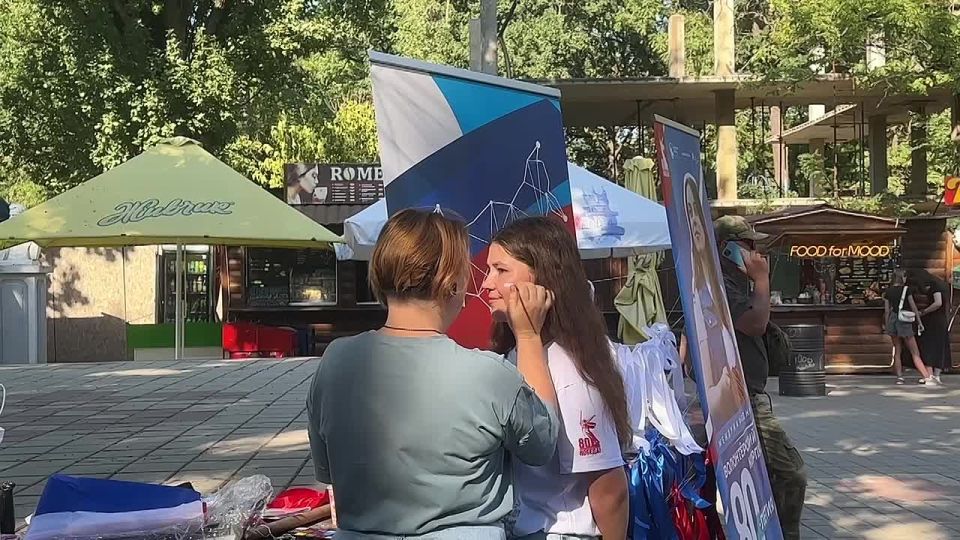 Мелитополь отмечает День Государственного флага России