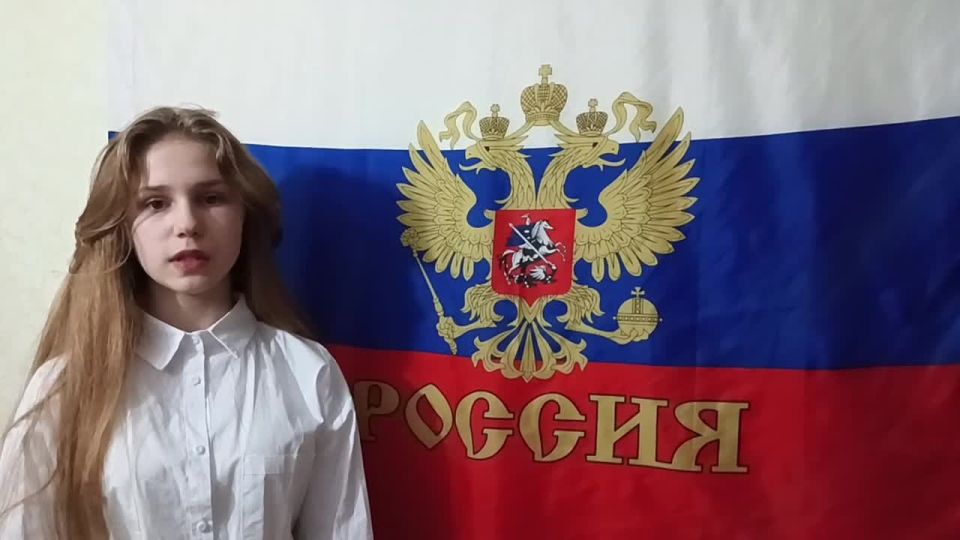 Ученица ГБУ ОО ЗО «СОШ №24 им. участника СВО Твердого И.В.» г. Мелитополь  Резина Анастасия ко Дню Государственного флага Российской Федерации рассказала об истории происхождения этого праздника