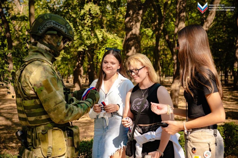 В Мелитополе состоялась раздача ленты триколор, в рамках акции «Российский триколор» В Мелитополе состоялась раздача ленты триколор, в рамках акции «Российский триколор»