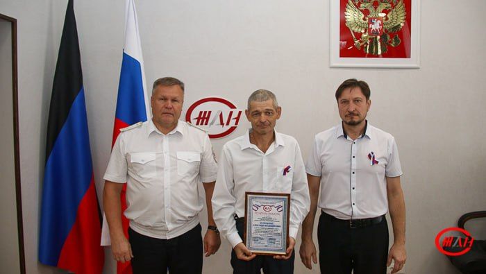 #ПодОднимФлагом. Сегодня, 22 августа, на торжестве, посвященном Дню Государственного флага Российской Федерации, генеральный директор ФГУП «ЖДН» Андрей Казаков поздравил работников Донецкого, Луганского... #ПодОднимФлагом. Сегодня, 22 августа, на торжестве, посвященном Дню Государственного флага Российской Федерации, генеральный директор ФГУП «ЖДН» Андрей Казаков поздравил работников Донецкого, Луганского...