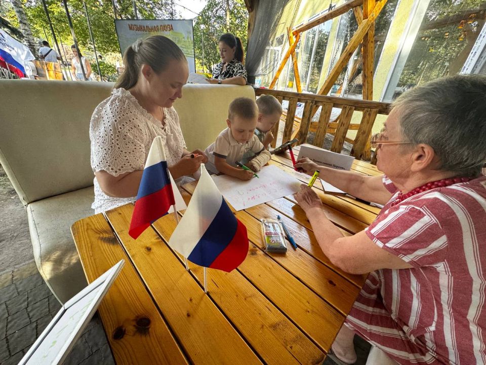 В городском парке имени Горького состоялось праздничное мероприятие, приуроченное ко Дню Государственного флага Российской Федерации В городском парке имени Горького состоялось праздничное мероприятие, приуроченное ко Дню Государственного флага Российской Федерации