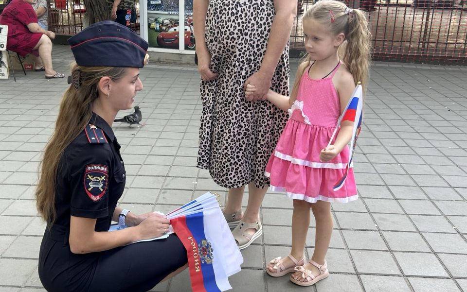 Госавтоинспекция города Мелитополя поздравляет жителей и гостей города с Днем Государственного флага Российской Федерации! Госавтоинспекция города Мелитополя поздравляет жителей и гостей города с Днем Государственного флага Российской Федерации!