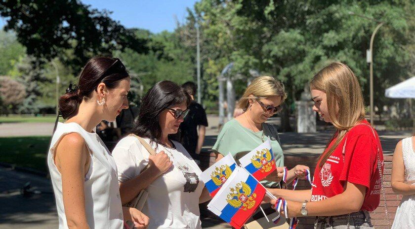 Молодежь поздравила мелитопольцев с Днем российского флага