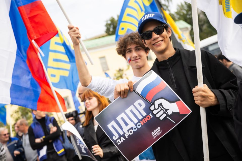 День Государственного флага РФ: Символ силы и единства! День Государственного флага РФ: Символ силы и единства!