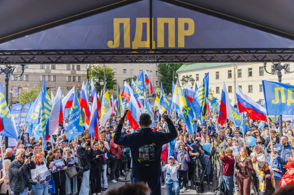 День Государственного флага РФ: Символ силы и единства! День Государственного флага РФ: Символ силы и единства!