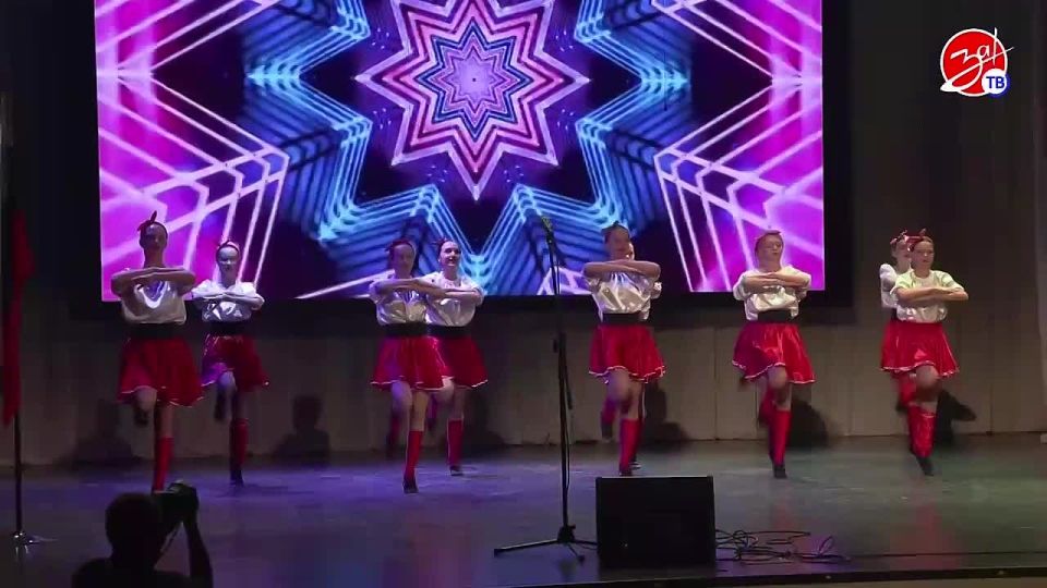 В Мелитополе во Дворце культуры Железнодорожников состоялся праздничный концерт, посвящённый Дню государственного флага РФ