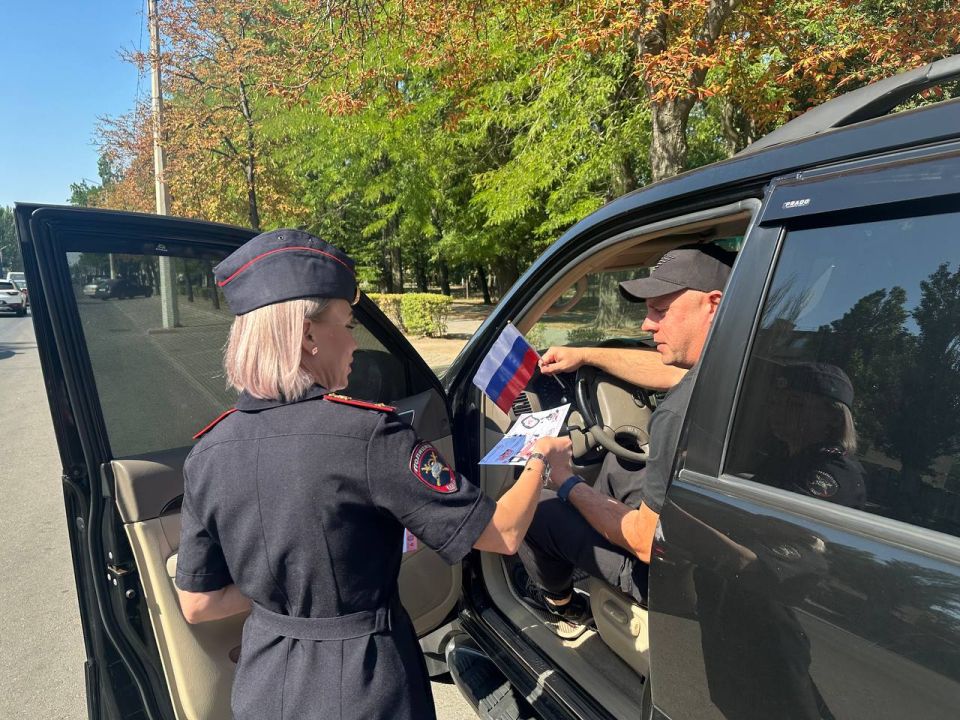 Госавтоинспеция Запорожской области поздравила участников дорожного движения с Днем флага Госавтоинспеция Запорожской области поздравила участников дорожного движения с Днем флага