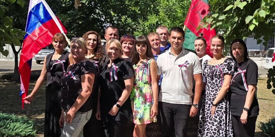 #ПодОднимФлагом. Коллектив подразделений Мелитополь - Херсонского филиала ФГУП "Железные дороги Новороссии" поздравляет коллег с Днем Государственного флага Российской Федерации! Государственный флаг символизирует верность...