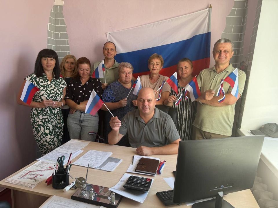 #ПодОднимФлагом. Коллектив Мелитопольской дистанции пути Мелитополь-Херсонского филиала ФГУП "ЖДН" поздравляет всех с Днем Государственного флага Российской Федерации!