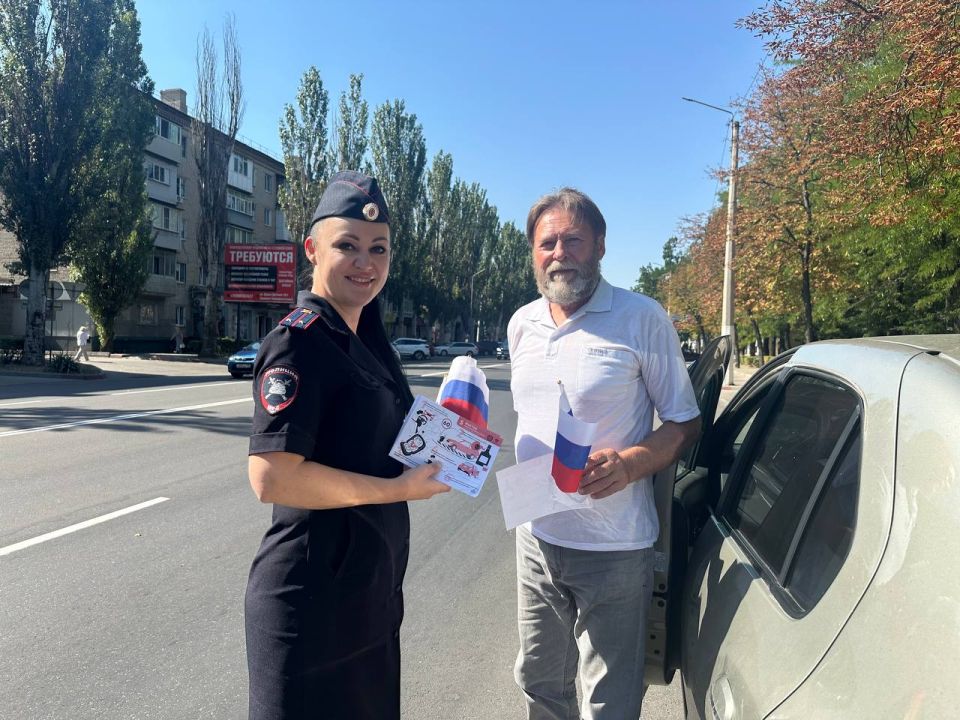 Госавтоинспеция Запорожской области поздравила участников дорожного движения с Днем флага Госавтоинспеция Запорожской области поздравила участников дорожного движения с Днем флага