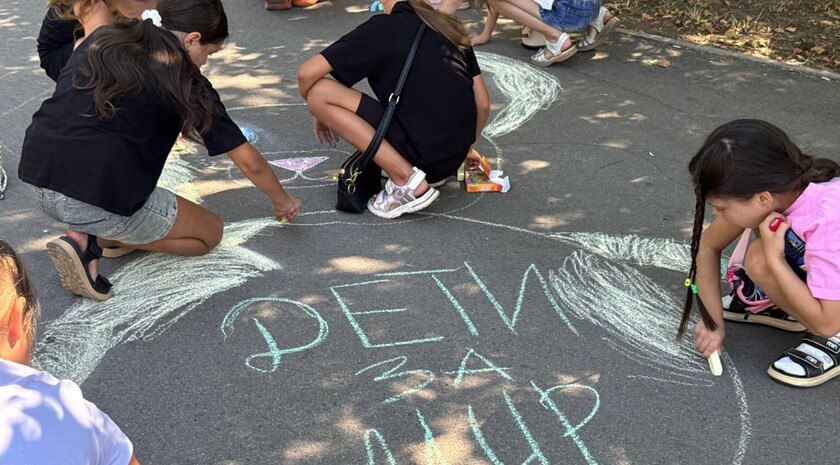 Юные художники создали «Рисунок мира» в парке Мелитополя