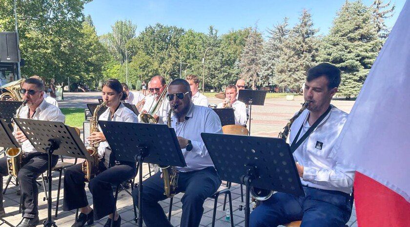 Духовой оркестр поздравил жителей Мелитополя с Днем флага России